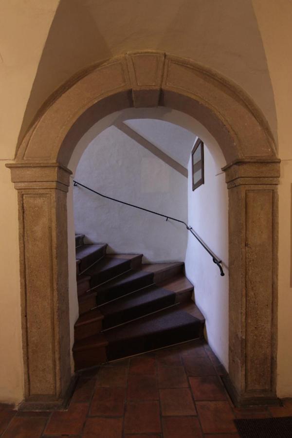 Cool 1 Bedroom Prokopska Apartment In Mala Strana Prague Exterior photo